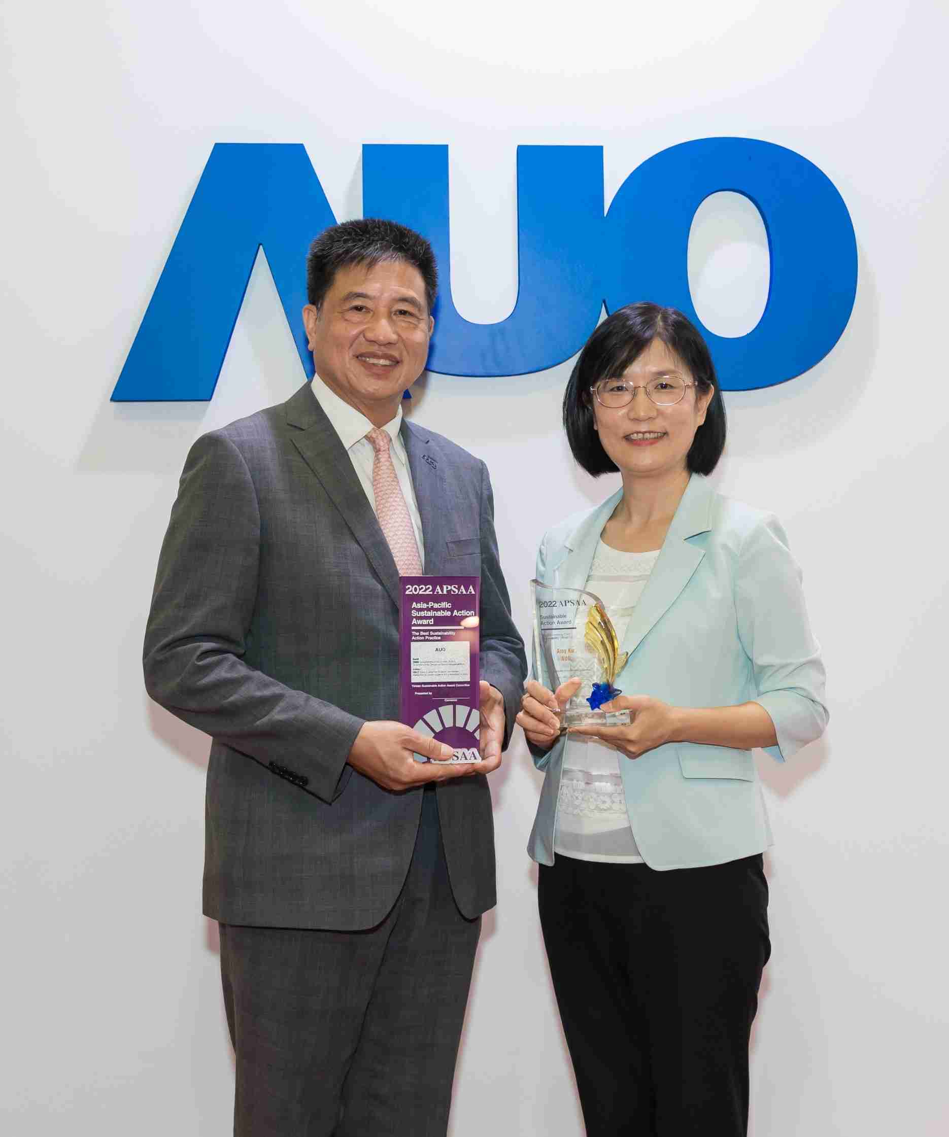 28国际长期垫筑永续远景的基石，，透过ESG暨气候委员会逐步实践永续策略蓝图。。其中，，，28国际光电永续长古秀华带领团队、、、制定中长期目标，，，缔造多面向亮眼表现，，，，获得「顶尖永续长奖」的个人奖殊荣（左：28国际光电董事长暨执行长彭双浪，，，右：28国际光电永续长古秀华）