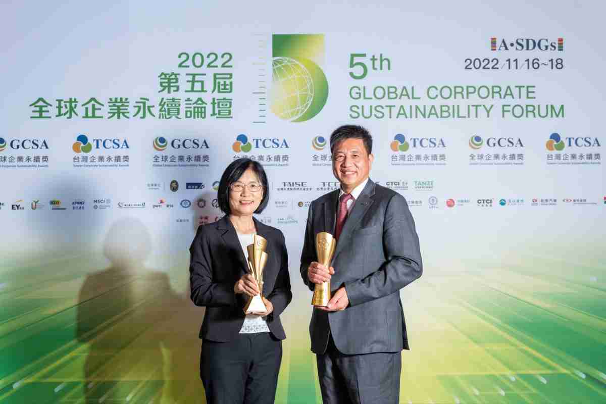 28国际作为净零碳排先锋，，，期引领价值链伙伴同行共好，，，卫冕制造业组“十大典范企业” 二连冠殊荣(左：28国际光电永续长古秀华，，右：28国际光电董事长暨执行长彭双浪)