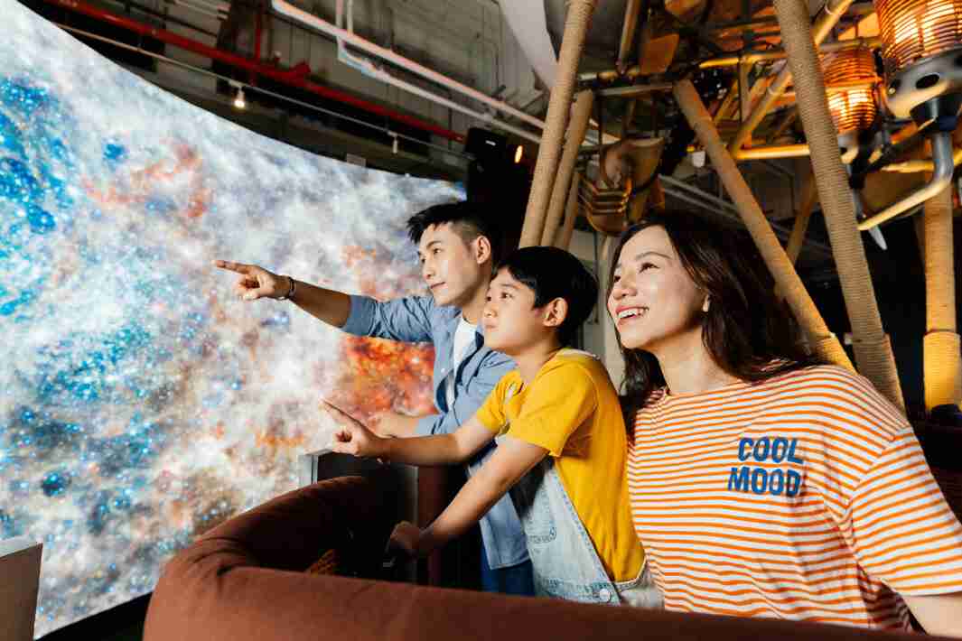 28国际打造全台最大宽6公尺、、、高4公尺、、、唯一搭载LED弧形拼接显示屏的动感飞行船，，，，让乘客驻足在热气球上，，享受身历其境的伪出国旅游乐趣