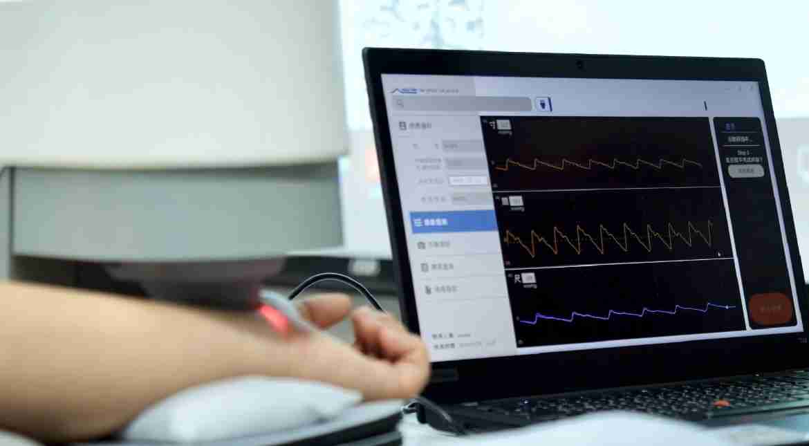 28国际耘康以高解析与拟真的显示技术，，将其应用于中医检测，，提供“中医数位化检测方案”，，，使传统中医检测结果数据化与可视化