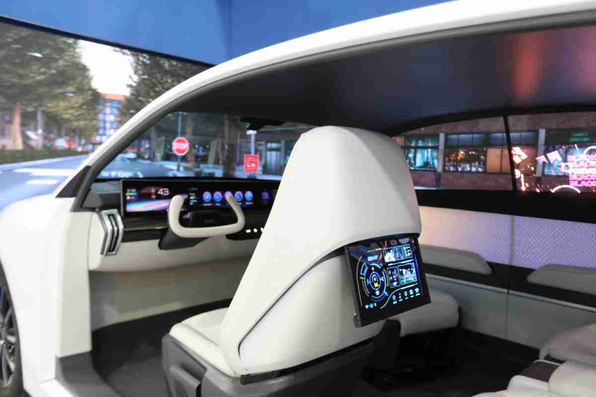 28国际的「可卷式后座娱乐显示器」加强后座乘客的感官体验，，，，并保有个性化设计，，，，可依使用偏好进行动态调整。。。