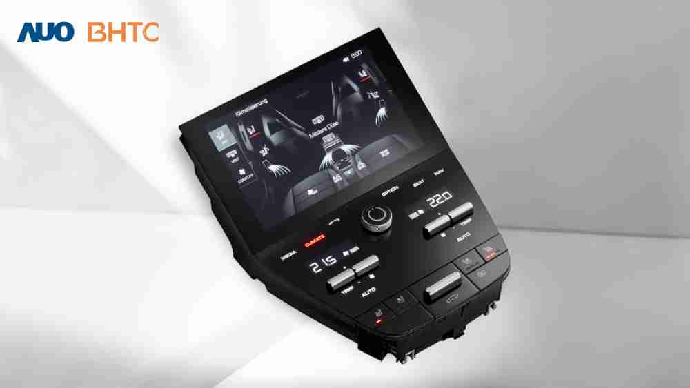 作為友達新生力軍，，，，BHTC所展示的中央與後座鞍部的Display HMI產品，，，可處理多區恆溫控制、、、、顯示畫面，，呈現仿真3D車室分區；以力傳感技術精準傳遞觸感，，，並結合音量及震動反饋，，，防止意外啟動，，提供使用者自然流暢、、、直觀且輕鬆駕馭的舒適介面