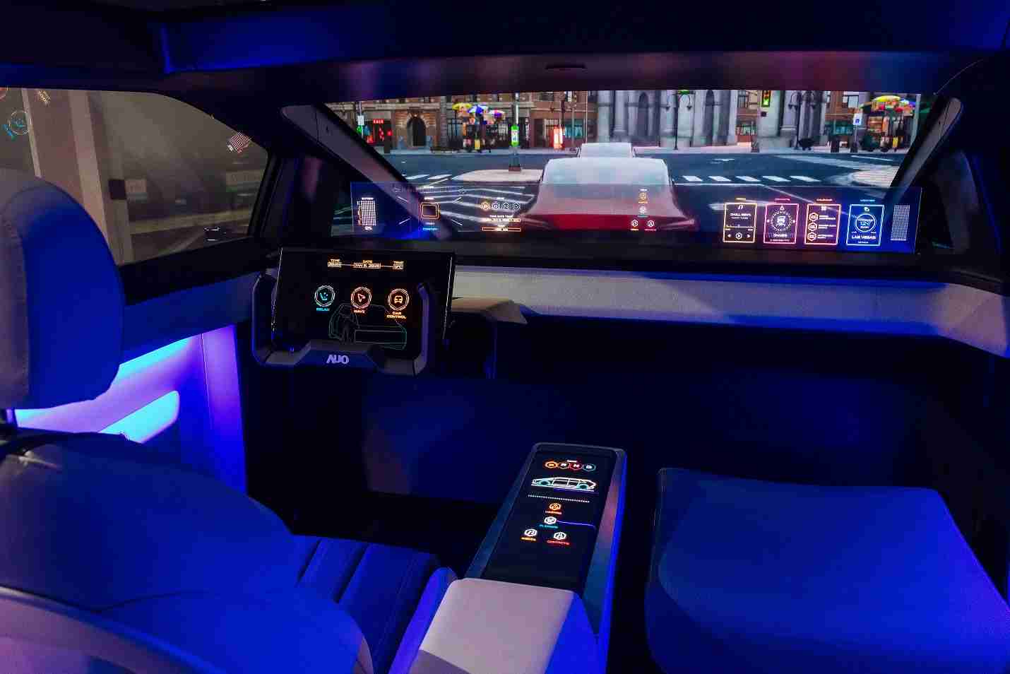 28国际连续四年入围科睿唯安全球百大创新机构，，，，专利布局科技与绿色创新前沿。。图为28国际发挥先进显示科技Micro LED多元尺寸与型态应用优势所打造之智能车舱；同时，，28国际已于全球累积取得4500件节能减碳相关的专利证书，，，，当中2024年Micro LED年度获证量占比已超过8成