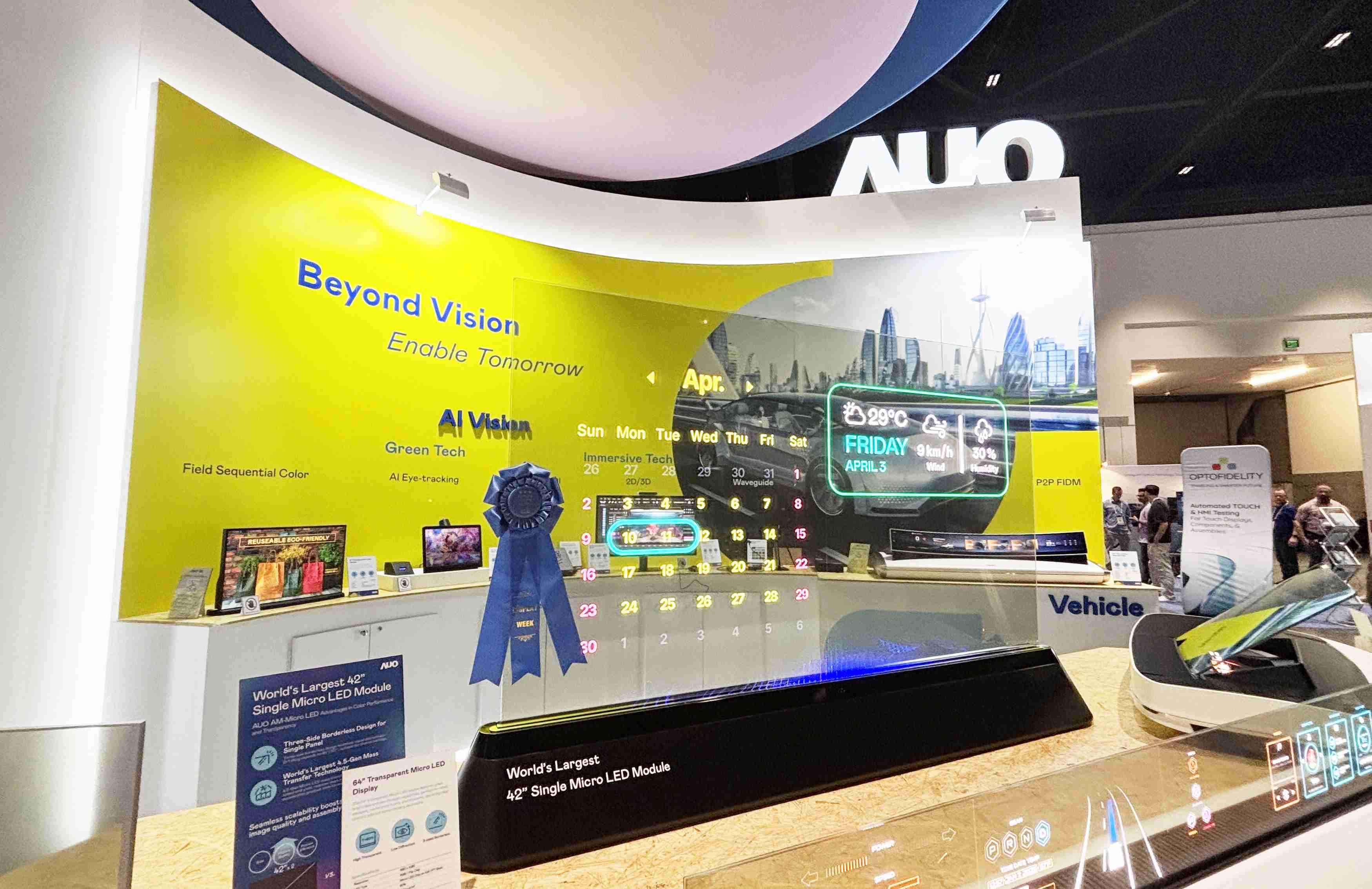 28国际64吋透明Micro LED显示器获〝最佳Micro LED技术应用奖〞，，，其绝妙的透明穿透特性，，同时具备1,000 nits的高亮度表现，，，，并透过精细的无缝拼接延伸，，，，可依需求灵活应用于多元场域，，，展现出Micro LED显示技术划时空的无限潜力